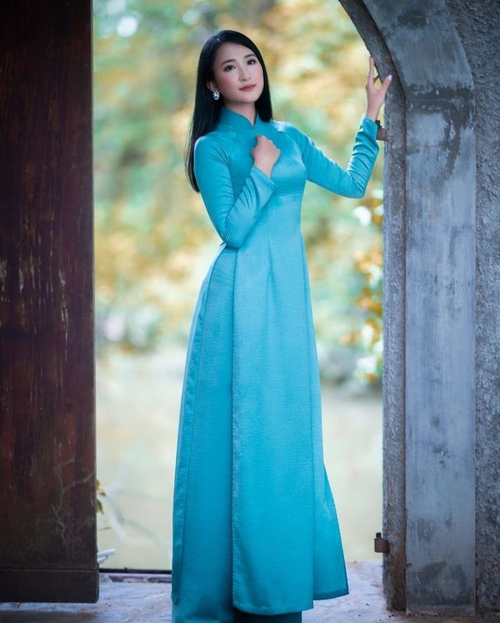 Asian woman in turquoise dress.