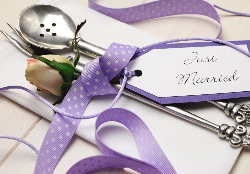 Formal table dressing with purple ribbons
